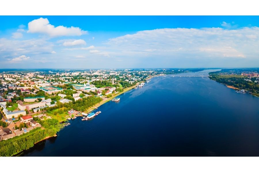 fotografía de río con cauce muy ancho atravesando una ciudad situada en una llanura. fotografía de río con cauce muy ancho atravesando una ciudad situada en una llanura.