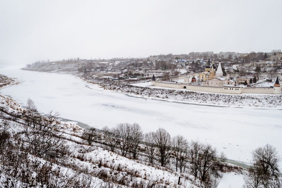 imagen de río helado al lado del casco antiguo de una ciudad nevada. imagen de río helado al lado del casco antiguo de una ciudad nevada.