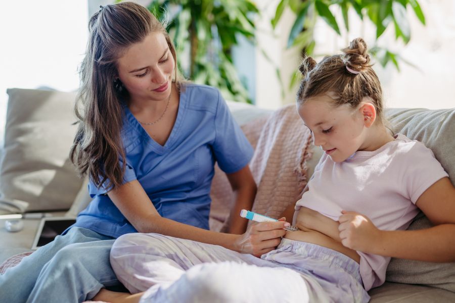 fotografía de una doctora inyectando insulina a una niña