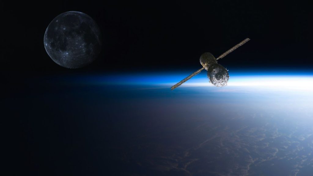 fotografía de satelito orbitando la cara oscura de la luna
